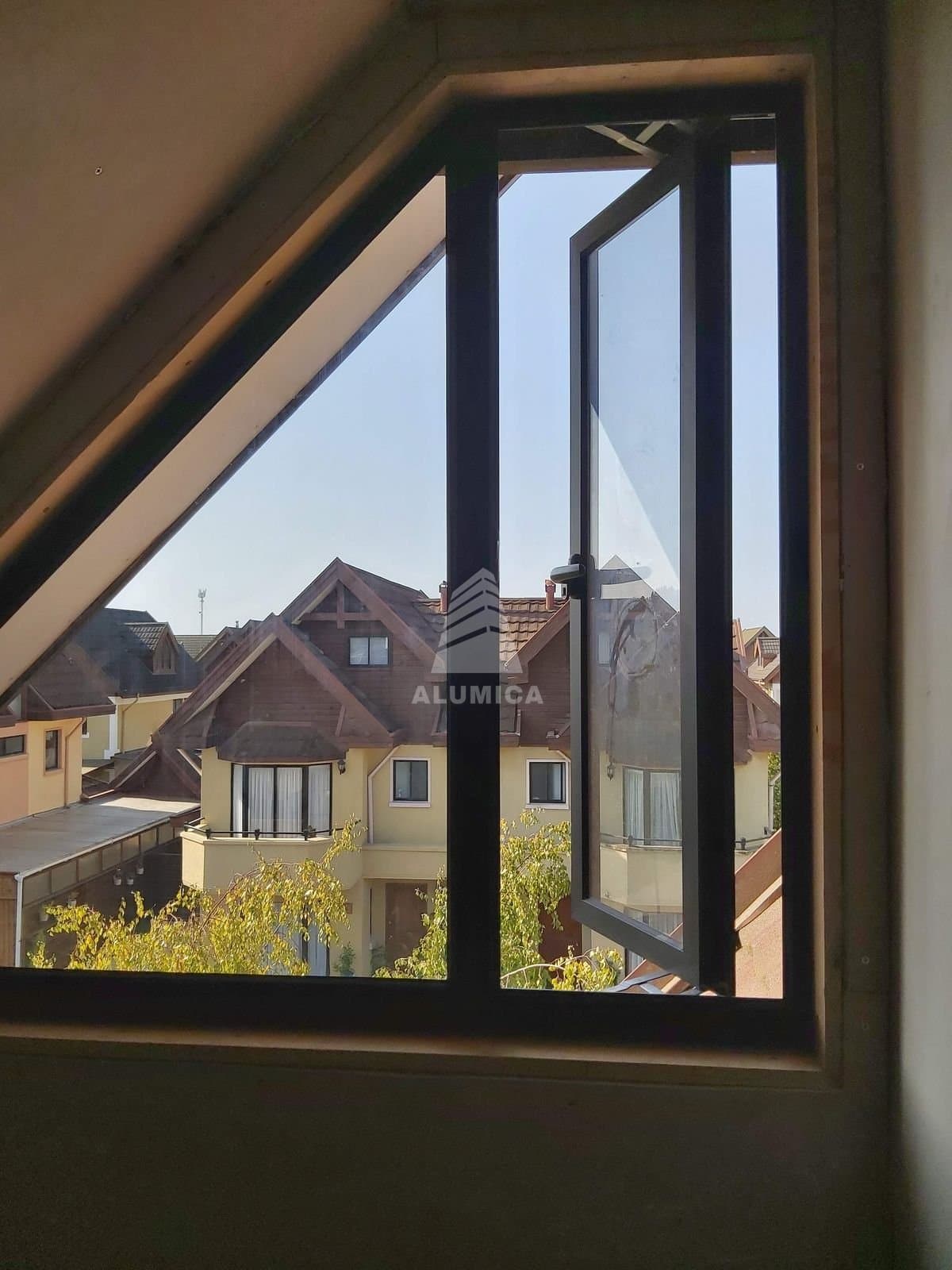 Ventana Proyectante Negra